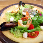 バール トレンタ トレ - 海老・ソテーしたスズキ・ムール貝に加え、小柱も入る。粒マスタード使いもお洒落