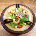 BAl Trenta Tre - 魚介のソテー グリーンサラダ（￥1000）。ガーリックの香り、盛り付けも美しい！