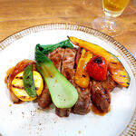 バール トレンタ トレ - やまと豚ロース肉と野菜のグリル（￥1800）。最小限の塩胡椒とバルサミコの味付け、味の濃い野菜とベストマッチ