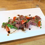 バール トレンタ トレ - 国産鶏レバーのコンフィ（￥800）。パセリ・ミニトマト・玉ねぎ・バルサミコ、洒落た盛り付けです