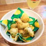 バール トレンタ トレ - 浜名湖産・青のりのゼッポリーネ（￥700）。ピッツァの生地をちぎって揚げた一品、青のりが本当に香る！