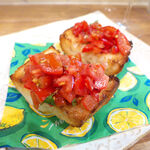 バール トレンタ トレ - レッドオーレのブルスケッタ（￥700)。カリッと焼かれたバゲット、バジルとオリーブオイルの香り