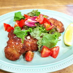 バール トレンタ トレ - 豚ヒレ肉のミラノ風カツレツ（￥1000）。カリっとした衣のクリスピーさ、ほど良い塩気でビールに合う！