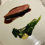 レフェルヴェソンス - 京都産鴨胸肉を東京檜原村のミズナラで焼いて ソース・ヴァンルージュ スティックセニョール