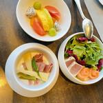 タワーズ - フルーツの盛り合わせ、グリーンサラダ〜シーフードを添えて〜、生ハムとチーズ