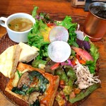 Sov - ■パイランチ
                        ・ほうれん草とシイタケのチーズパイ
                        　　　　～アーリオオーリオ風～