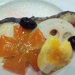いし川 - 花形の金柑、何かかかった玉子、蓮根、黒豆♪