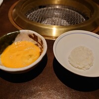 焼肉専科　肉の切り方 銀座数寄屋橋店 - 一枚目はタマゴにくぐらせ焼きスキ風に、二枚目はご飯と一緒にタマゴもかけて