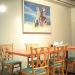 湘南食堂 - 白とブルーを基調とした、落ち着いた雰囲気の２階席。