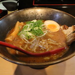 麺屋･國丸。 - 金の炙り味噌ラーメン(850円、斜め上から)