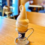 金笛しょうゆパーク - 金笛ソフトクリーム　ミルク・しょうゆミックス（380円税込）