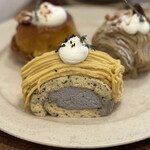 おやつカフェ ホリック - 安納芋と黒胡麻のロールケーキ(528円)