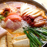 Kankoku Kyoudo Ryourito Tori - ブデチゲ鍋。ソーセージ,ハムを野菜とラーメンで辛く煮込んだ鍋。