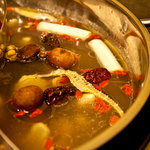 YOROCOBU - 薬膳鍋スープの飲み方は（白スープはレンゲで２）（辛スープはレンゲで１）二種類で割ることによって更に美味しく楽しめます