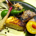 華丸吉日 - 焼物：祖父江のきそうあん、瓢箪のワイン煮、近江牛焼ｶカンパチ西京焼、スプーンにのせられてきたものは茄子揚煮浸し