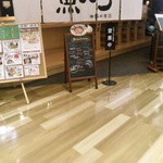 魚ごころ - 暖簾をくぐって入ります