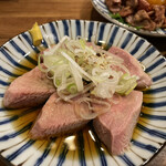 やきとり もつ焼 まるや - タン刺し