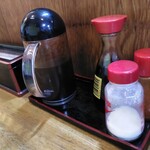 にし与 - 卓上の調味料類