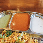 Asian Dining Guras - 左から　ミント入りのチャトニ、グレービー、ライタ