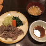 ざくろ - 牛ロースのバタ焼きと味噌汁