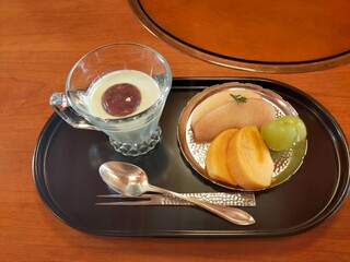 Hide - 嵐山のデザート(抹茶プリンと林檎のコンポート、シャインマスカット、柿)