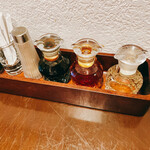 豫園 - テーブル席の調味料