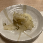 すし居酒屋 にぎりや - 料理写真:昆布入りのガリ、これはほんと絶品！
