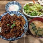 Butaya - 豚丼（550円）と、定食セット（みそ汁、サラダ、温玉）（250円）
