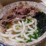 つるみ食堂 - 甘めに味付けされた肉とシャキっと歯応えあるワカメ