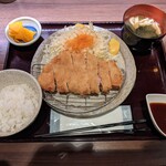 地鶏と焼酎 とりちゅう   - 豚ロースとんかつ定食（880円）