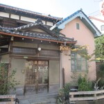 Washoku Itagaki - 外観2、玄関横(色が？？？)は増設したのでしょうね。玄関が今時の家と違って広かったです。