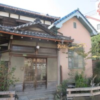 和食 板垣 - 外観2、玄関横(色が？？？)は増設したのでしょうね。玄関が今時の家と違って広かったです。