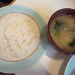 ひまわり - スパバーグにセットされる味噌汁&ライス