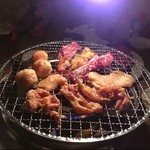 Akakara - 三島駅前で焼き肉。まずは、鶏皮、カルビと...。