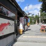 Izumo Zenzai Mochi - 神門通りの「ご縁横丁」から見る次に、出雲大社の正門「勢溜大鳥居」