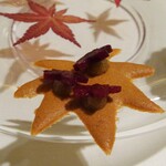 ロオジエ - ランチ 秋の特別メニュー：アミューズ（ビーツ／栗で作った紅葉型のサブレ）