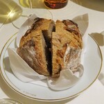 ロオジエ - ランチ 秋の特別メニュー：ライ麦入りパンドカンパーニュ、焼きたてです。