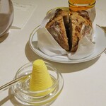 ロオジエ - ランチ 秋の特別メニュー：ライ麦入りパンドカンパーニュ