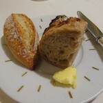 ロオジエ - ランチ 秋の特別メニュー：ライ麦入りパンドカンパーニュ、ミニバゲット