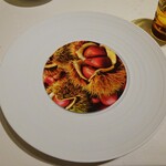 ロオジエ - ランチ 秋の特別メニュー：三陸産帆立貝のボンボンと栗のヴルーテ　梨のフイユ　イタリア産白トリュフ カルダモン香るエキュームを添えて
