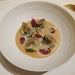 ロオジエ - ランチ 秋の特別メニュー：三陸産帆立貝のボンボンと栗のヴルーテ　梨のフイユ　イタリア産白トリュフ カルダモン香るエキュームを添えて