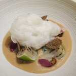 ロオジエ - ランチ 秋の特別メニュー：三陸産帆立貝のボンボンと栗のヴルーテ　梨のフイユ　イタリア産白トリュフ カルダモン香るエキュームを添えて