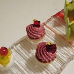 ロオジエ - ランチ 秋の特別メニュー：プチフール（ハイビスカスとフランボワーズ）