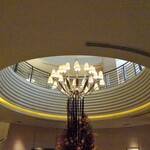 ロオジエ - 店内（メインダイニング、天井は吹き抜け）