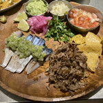 北出TACOS - ＊ 2種のタコスプレート　2,000円
            　＋ワカモレ追加