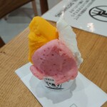 GELATERIA COWCOW - 3種のチョイス〜ストロベリー・マンゴー・ミルク