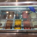 GELATERIA COWCOW - この日のジェラートは5種類、左からヨーグルト・チョコレート・マンゴー・ストロベリー・ミルクw