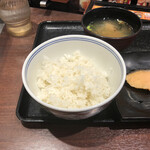 Yoshinoya - ご飯軽め（器が小さい、私と同じで）
