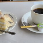 BARNS - ホットコーヒーとマロンケーキ