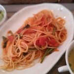 ダイナーズカフェ サテト - ナスのトマトソースパスタ、スープ、サラダ